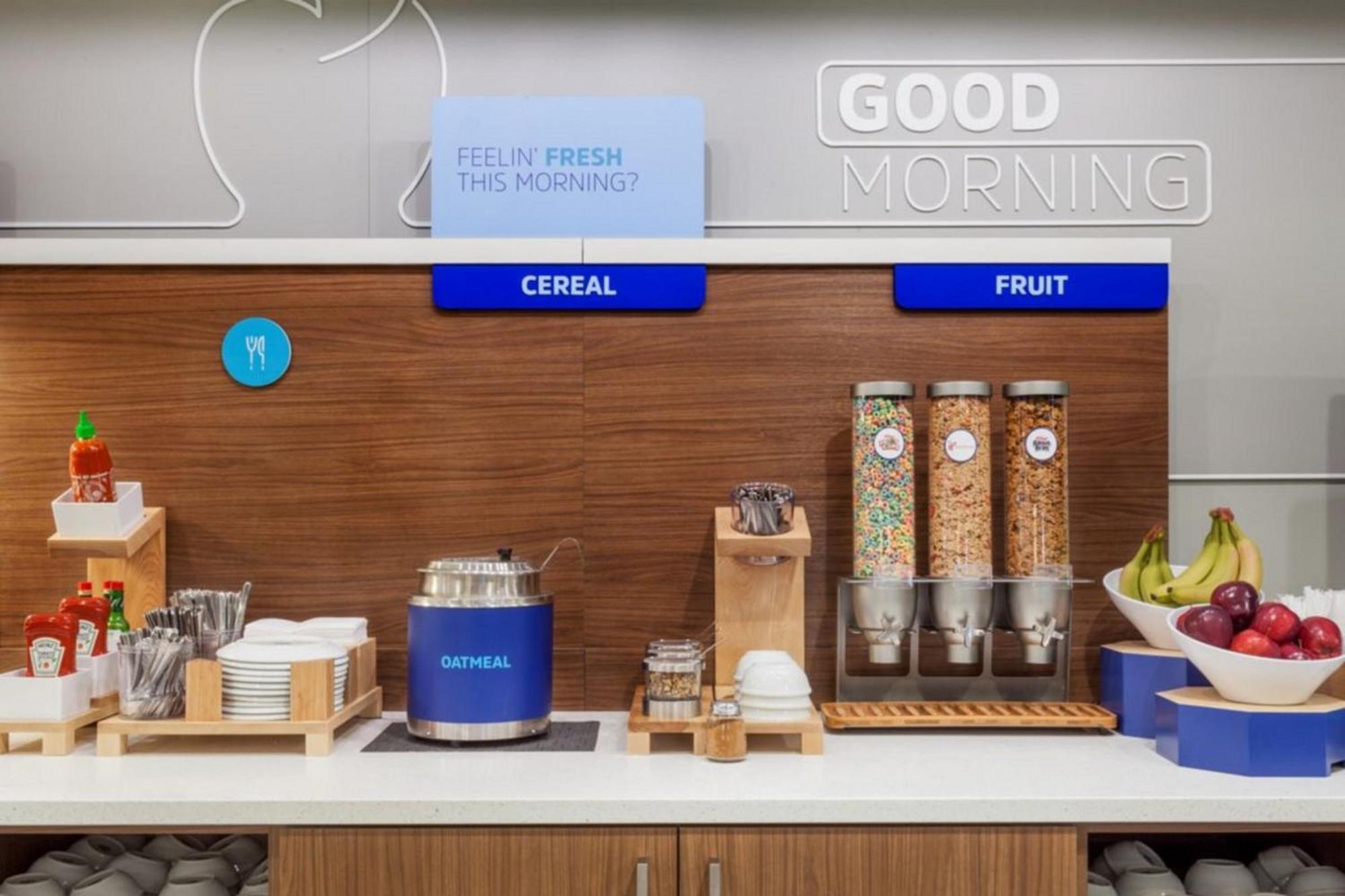 Holiday Inn Express Dallas Market Center By Ihg Ngoại thất bức ảnh