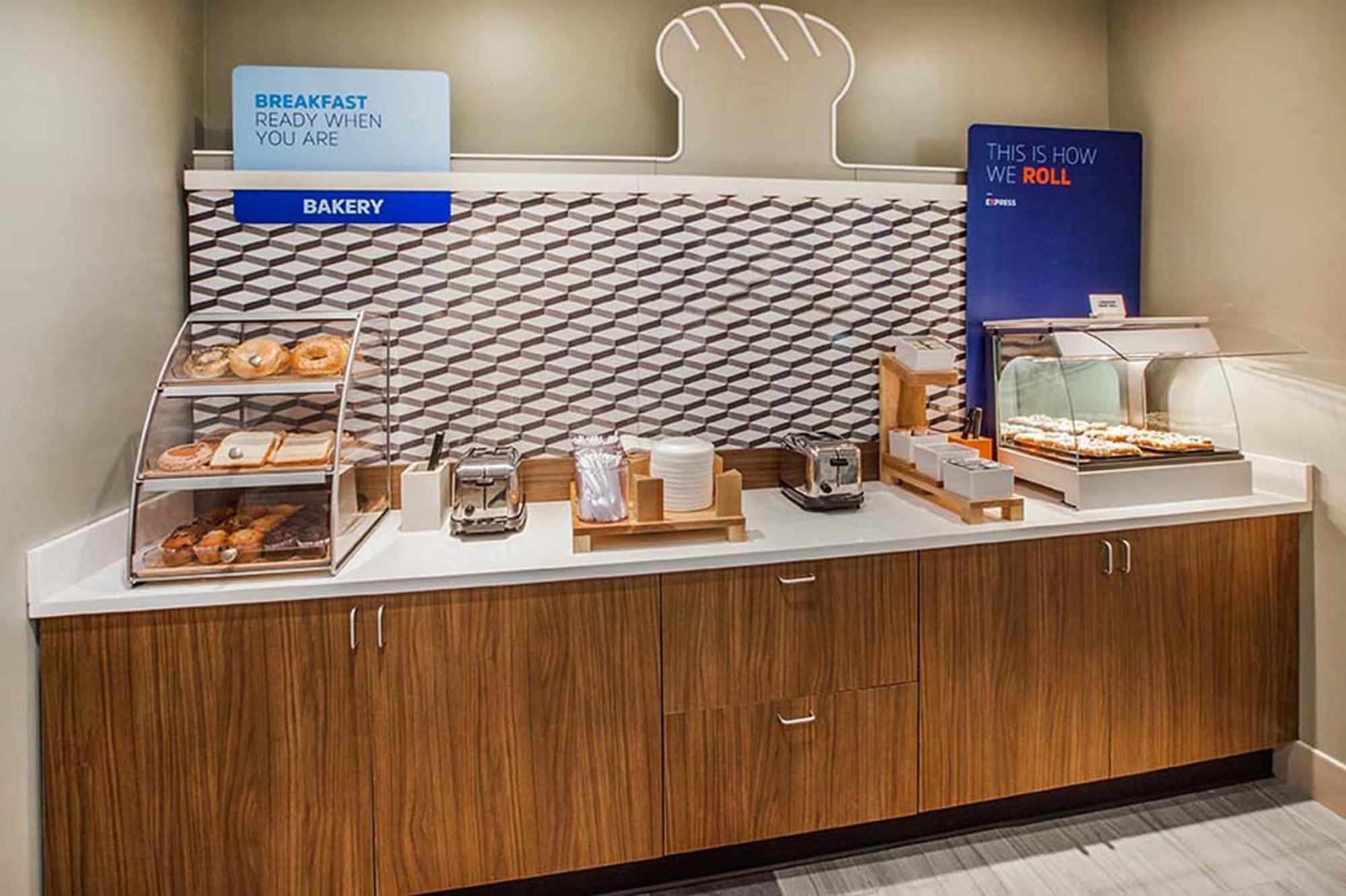 Holiday Inn Express Dallas Market Center By Ihg Ngoại thất bức ảnh