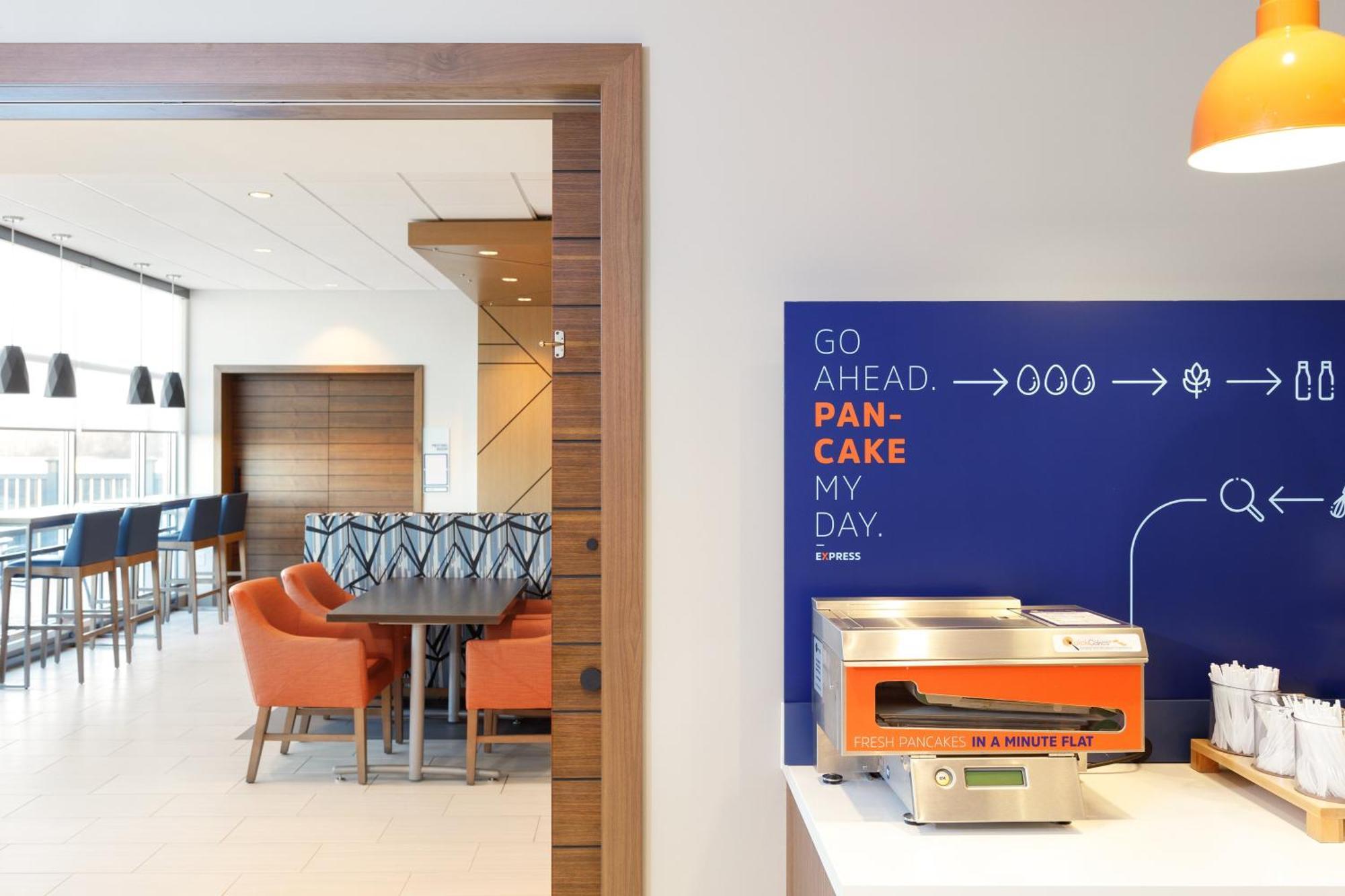 Holiday Inn Express Dallas Market Center By Ihg Ngoại thất bức ảnh
