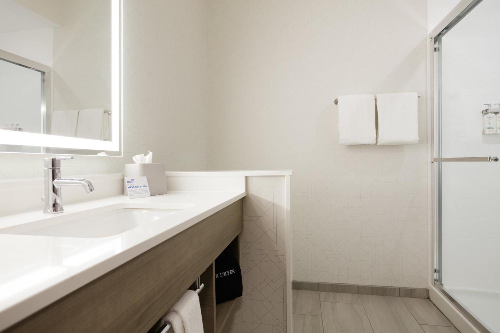 Holiday Inn Express Dallas Market Center By Ihg Ngoại thất bức ảnh